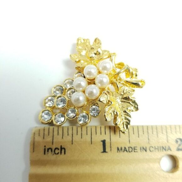 Vintage Rhinestone Grape Cluster Brooch, Gold Tone Faux Pearl Lapel Pin, Retro - Picture 4 of 5